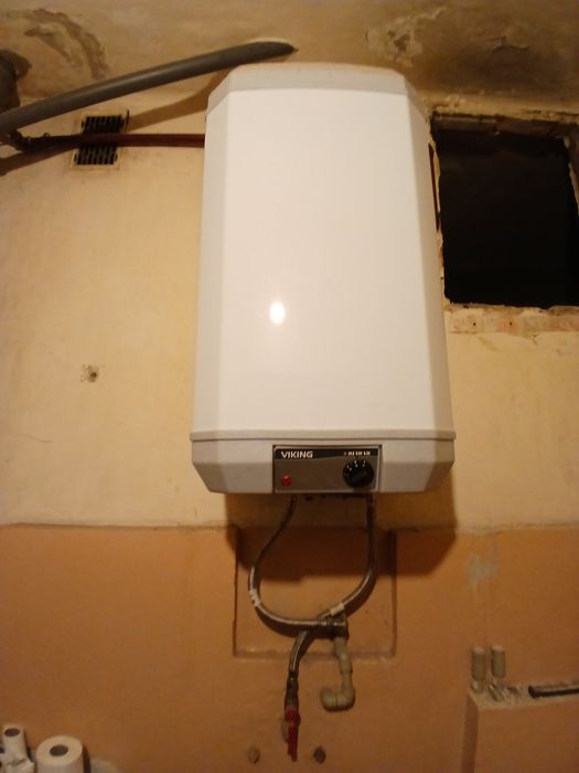 Podgrzewacz wodny  elektryczny Viking oraz piec kuchenny gazowy