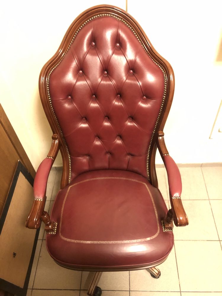 Кресло руководителя Embassy красный