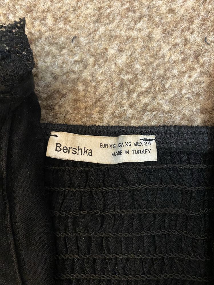 Krótki czarny top Bershka