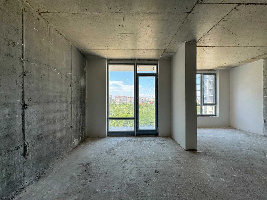 Простора однокімнатна з видом на річку