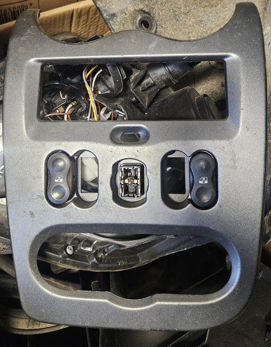 Dacia Duster panel ramka radia