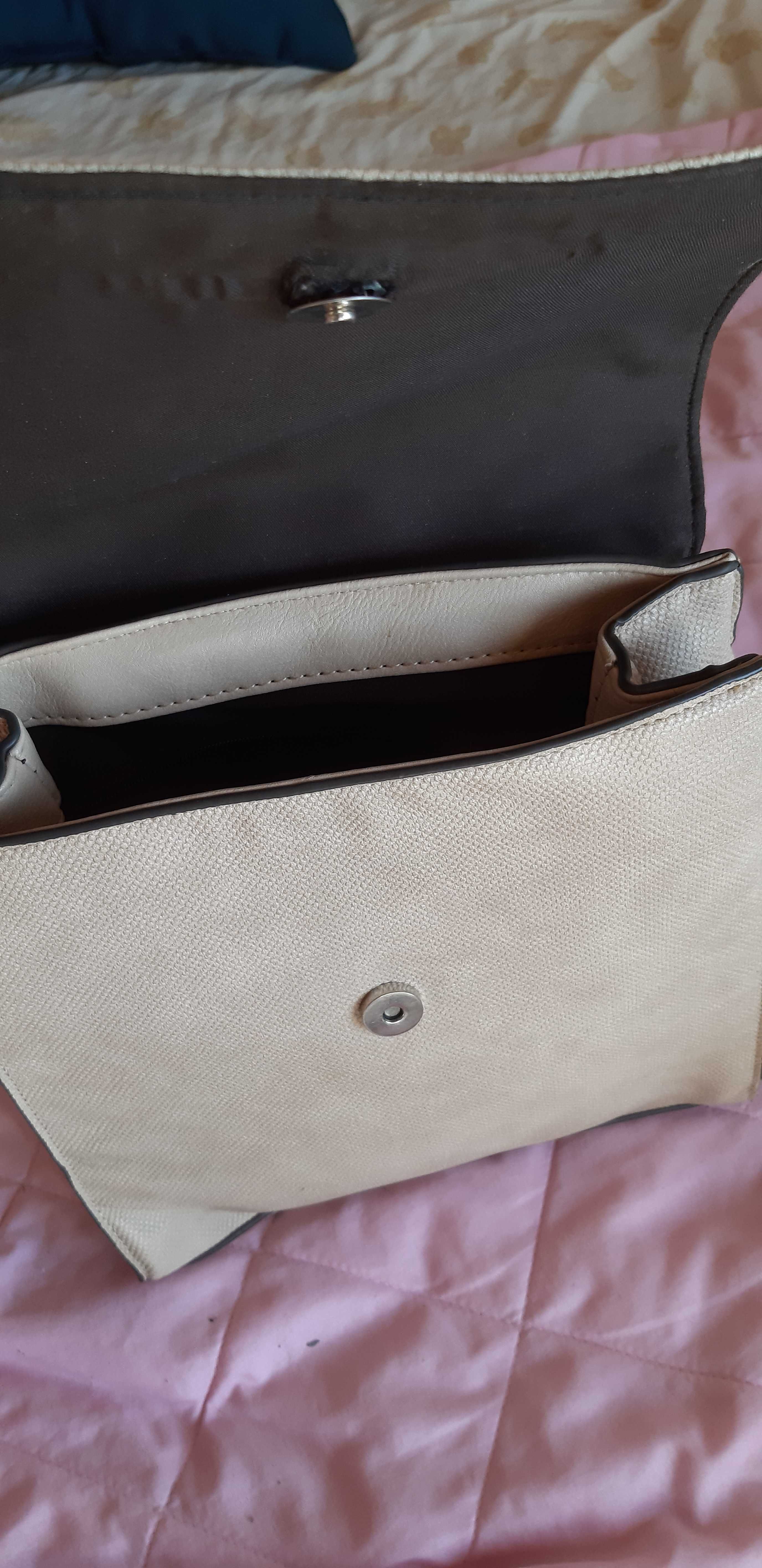 Vendo duas malas (uma tipo mochila) e uma carteira, praticamente novas