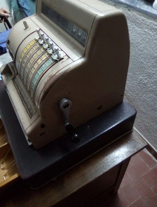 Máquina registadora antiga para coleção