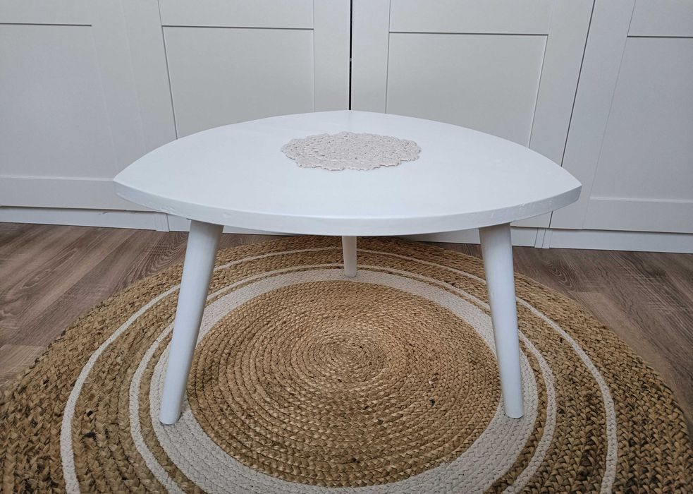 STÓŁ / Stolik niski biały trójkąt na 3 nogach / Ława szer 55cm +Gratis