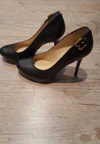Черные кожанные туфли и босоножки на каблуке итальянской фирмы Guess