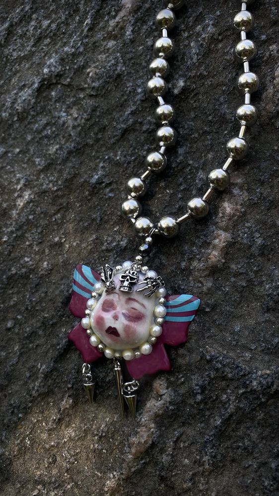 Naszyjnik porcelanowa laleczka z ćwiekami