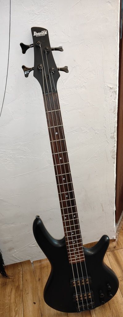 Ibanez Soundgear Gio Gitara basowa z pokrowcem plecakiem