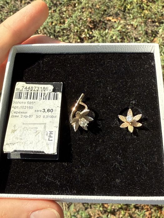 Нові золоті сережки квіточки з діамантами 585 проба