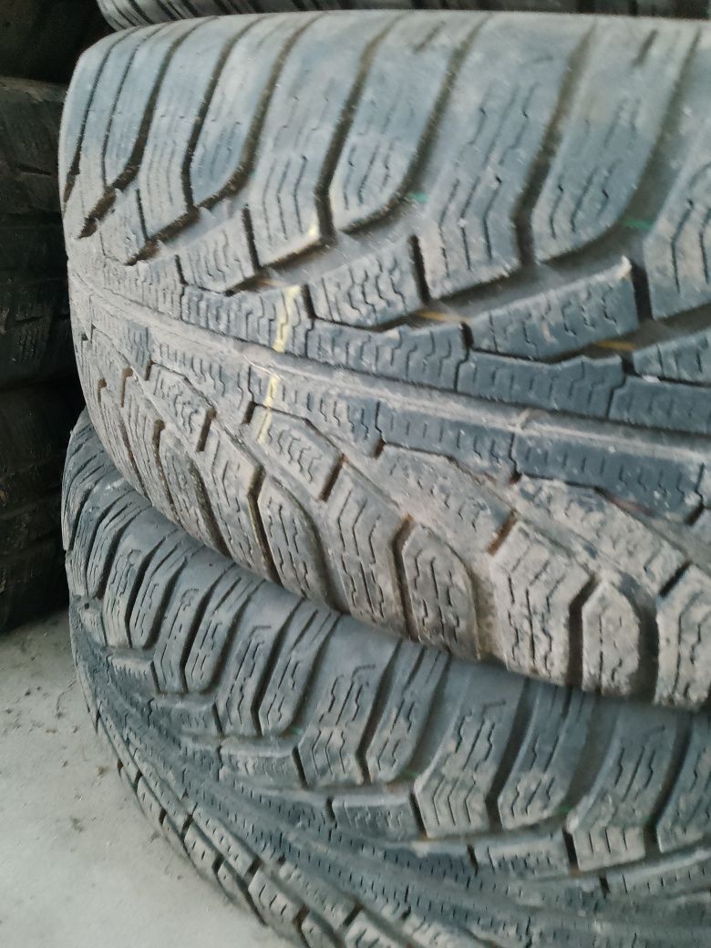 Opony zimowe 235/60 r16 Uniroyal stan bardzo dobry