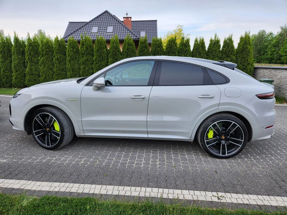 Porsche Cayenne najmocniejsza wersja 740 km,plus silnik elektryczny 276 km