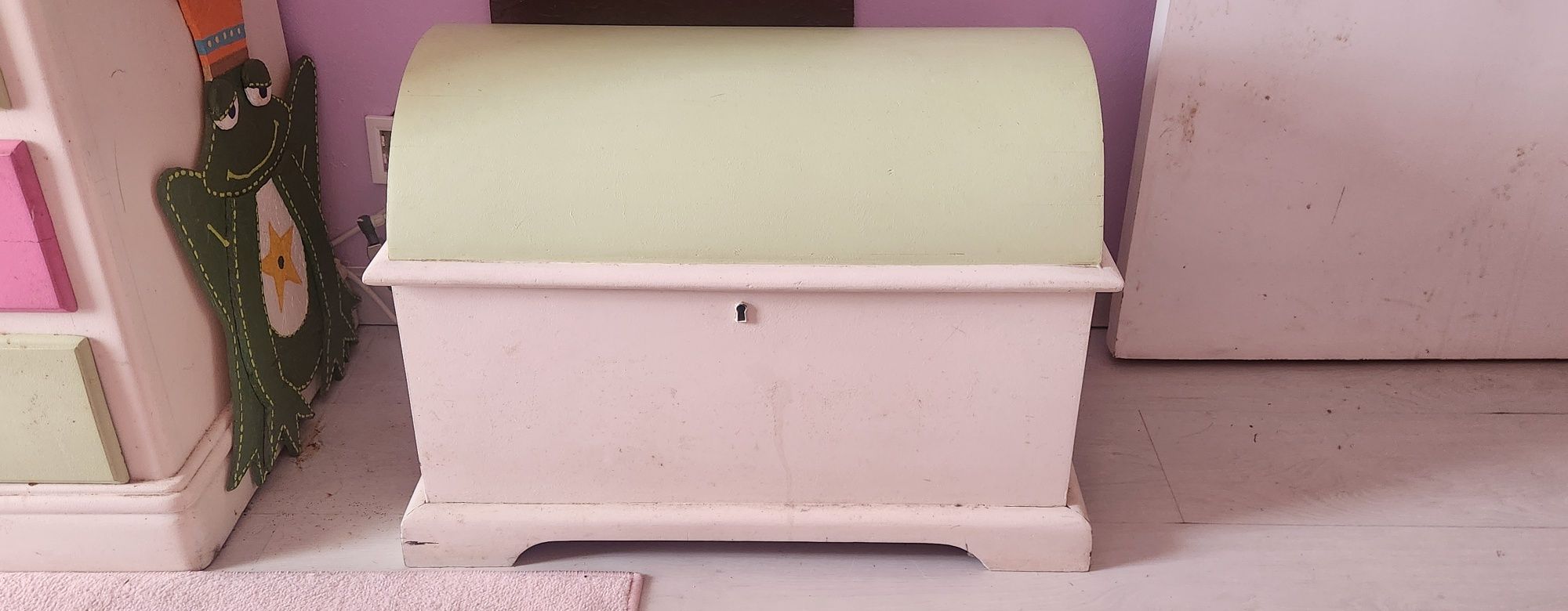 Mesa de cabeceira e baú