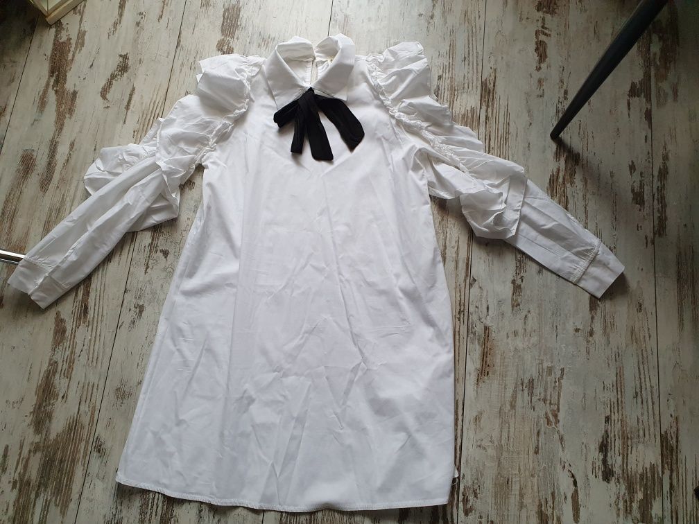 Biała sukienka w stylu koszuli z falbankami i kokardą