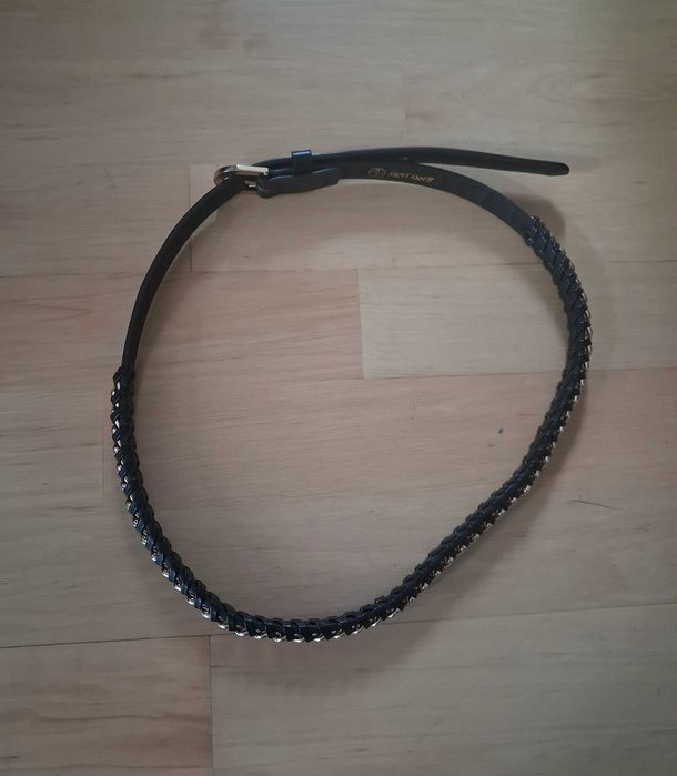 Czarny pasek ze złotym łańcuchem