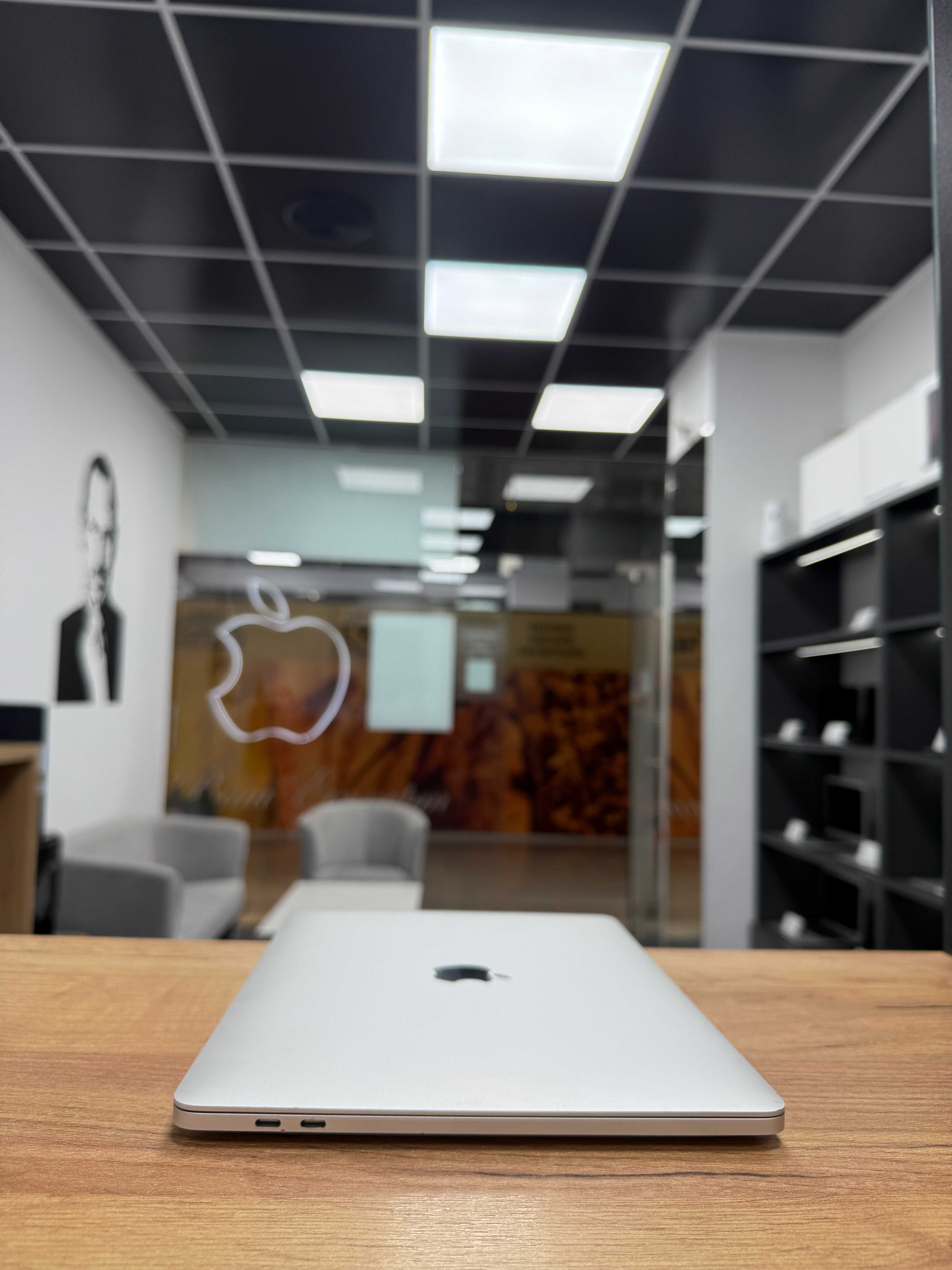 Macbook Pro 2020 (2022) (M1/8gb/256 ssd) повний комплект/ 90236SV