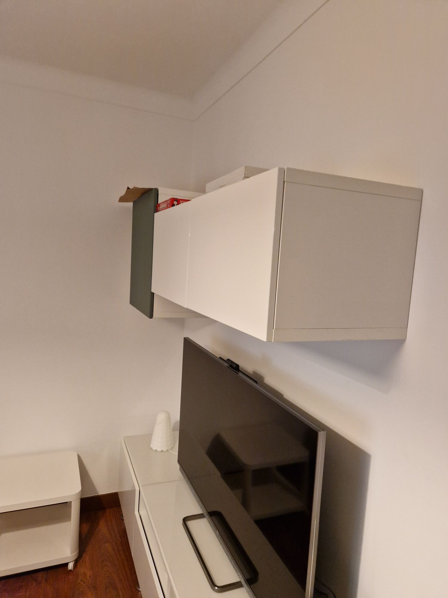 Mobília de sala com os topos em vidro