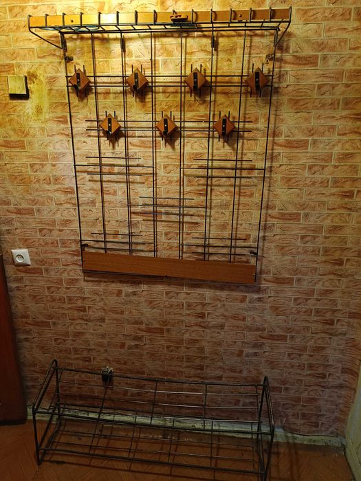 Вішак для одежі,з підставкою для взуття.