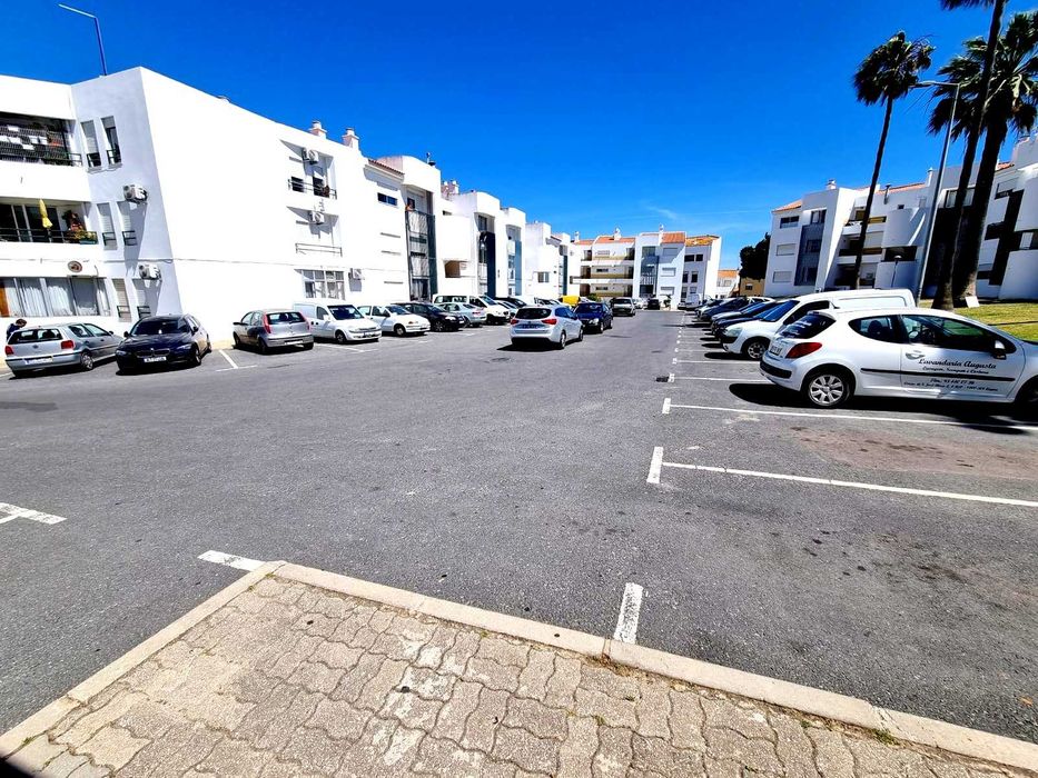 Loja / Escritório de 147 m² Arrendamento em Lagoa - Espaço Comercial