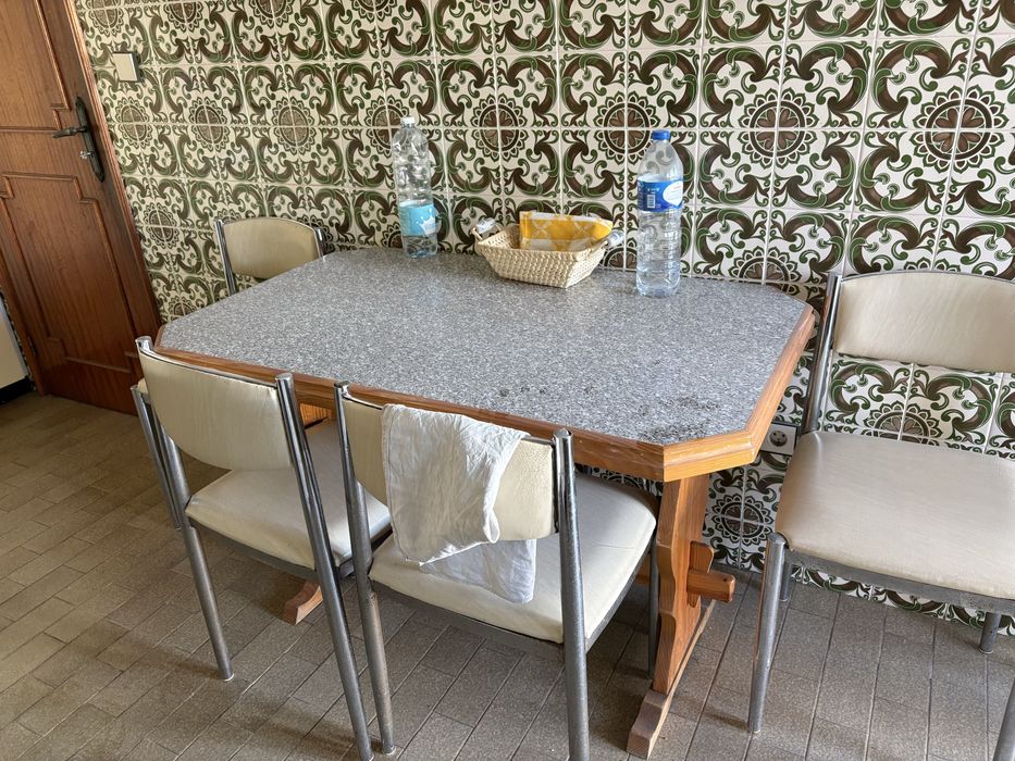 Mesa cozinha com 4 cadeiras e 2 bancos