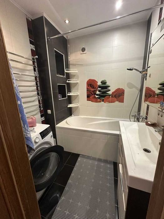 БЕЗ КОМІСІЇ! дуже велика 2 кімнатна квартира. ТОП локація