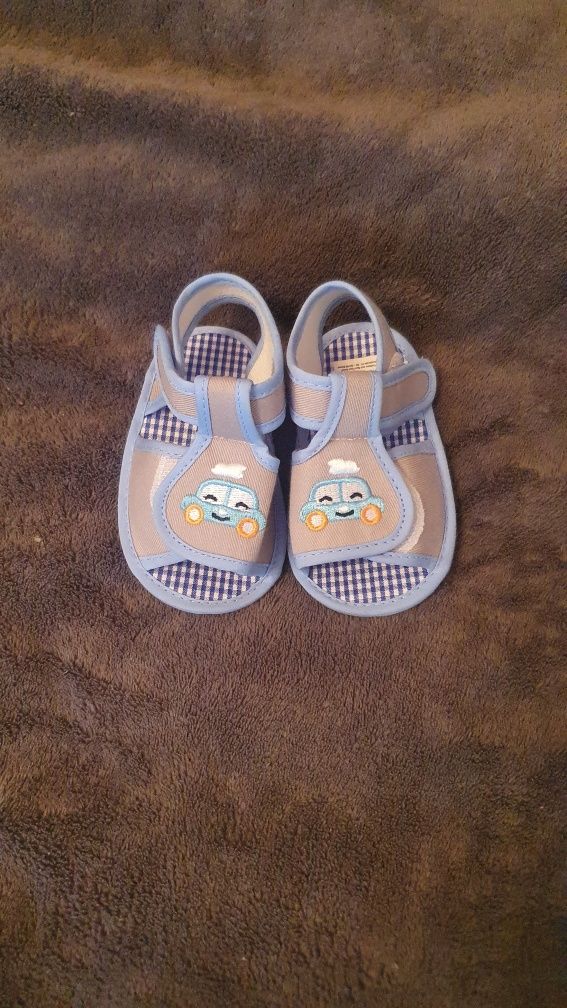 Sandałki dla niemowlaka