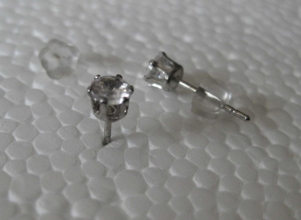 Brincos Aço Prateado c/ Brilhante NOVO - Saldo