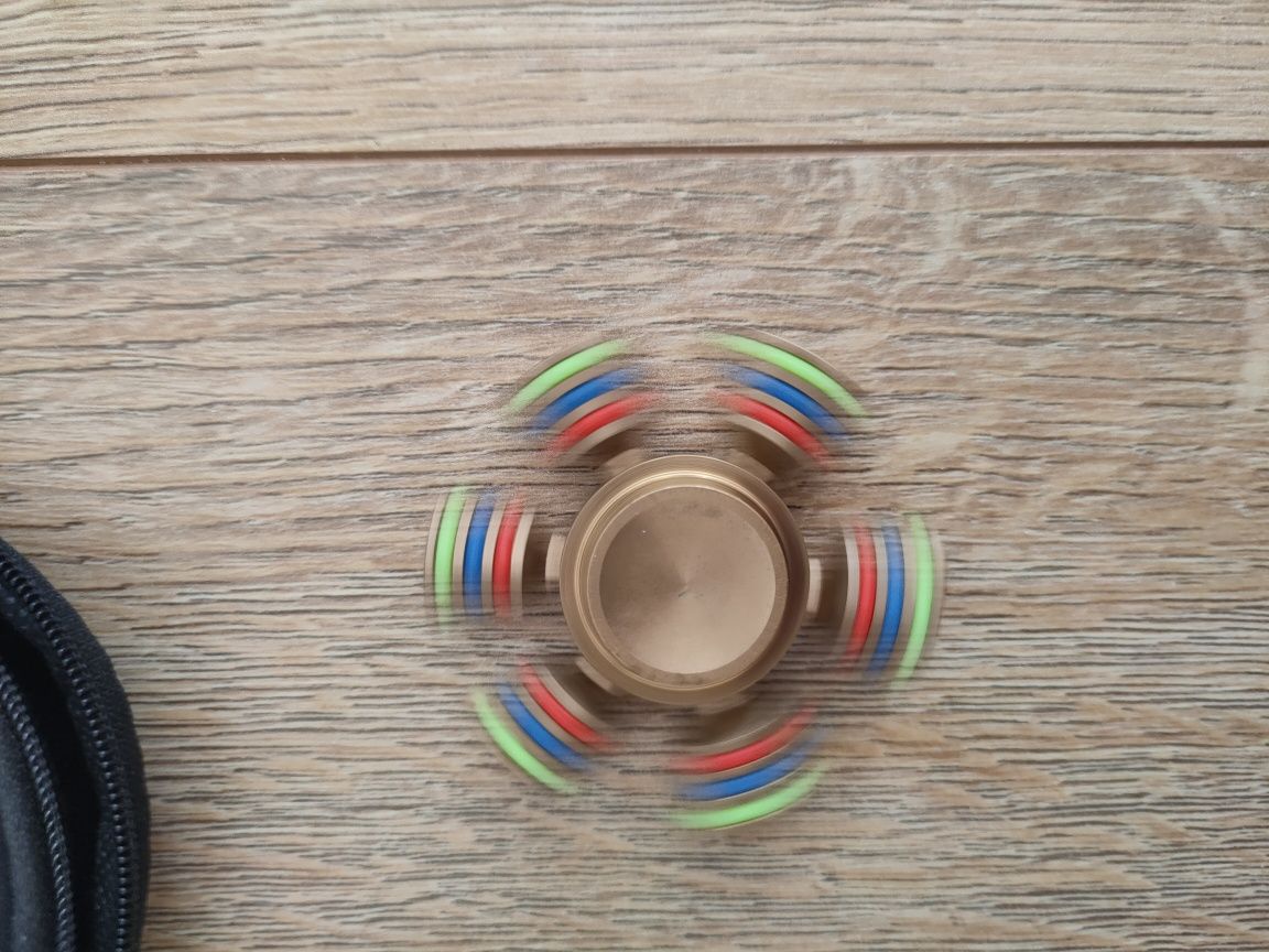 Metalowy fidget spinner z odkręcanymi ramionami