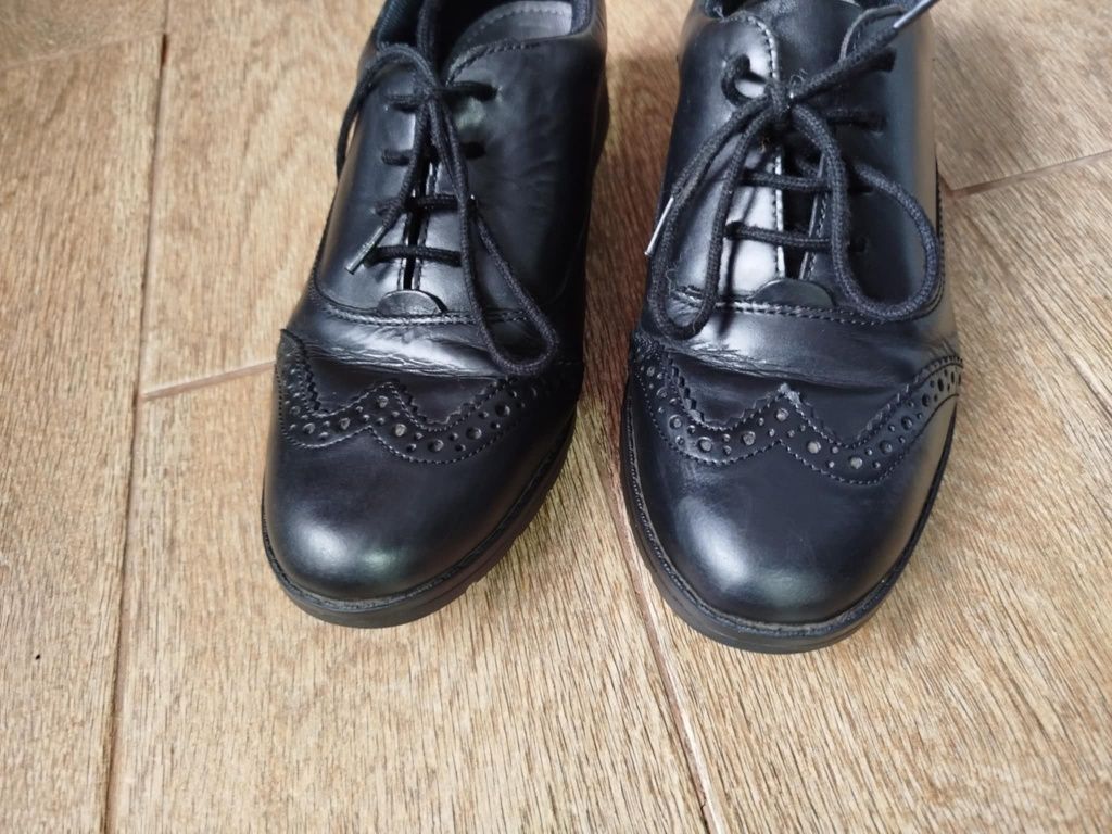 Шкіряні туфлі оксфорди Clarks
