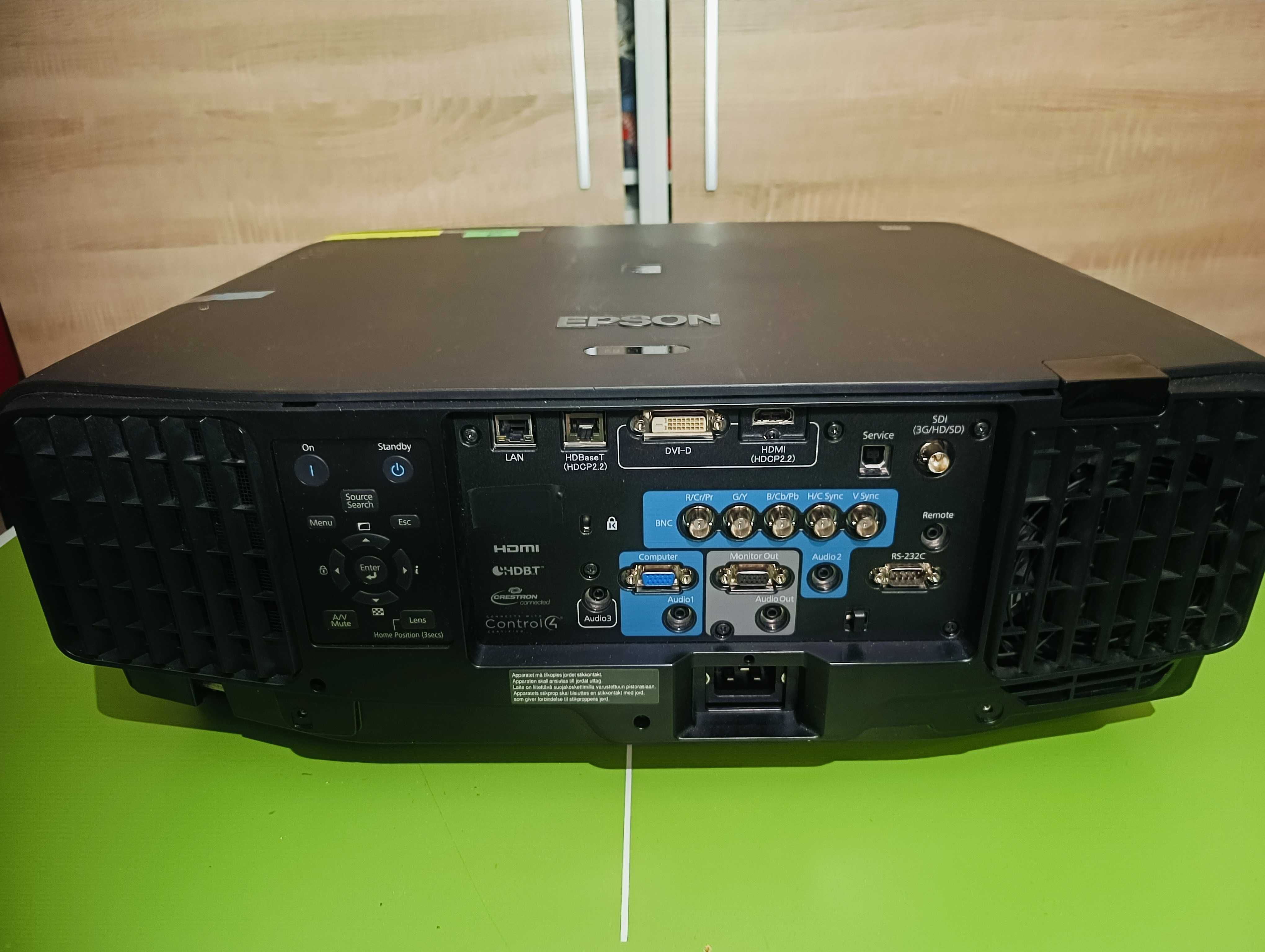 projektor Panasonic PT-MZ670 i Epson EB 1755U + optyka nierozpakowane