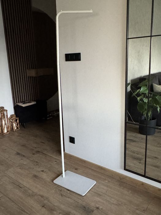 Wieszak biały wysoki na suknię ślubną