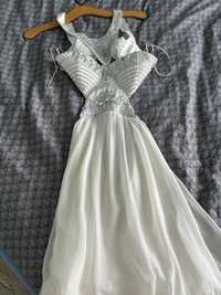 Sukienka biała z ozdobami i wyciętymi plecami