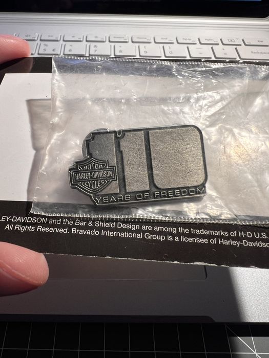 Harley Davidson przypinka znaczek ze zlotu w Milwaukee 110 rocznica HD
