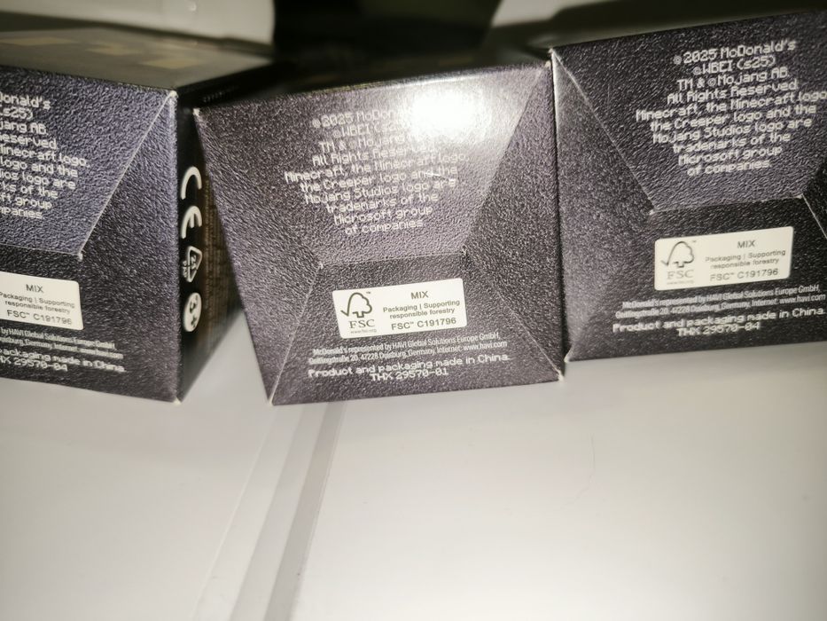 Brinquedos de adulto do McDonald's números 1 e 4 ( zombie e capacete)