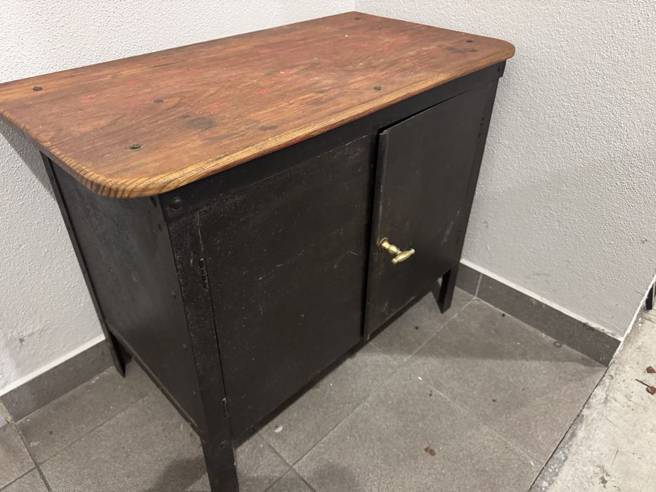 Movel feito de salamandra antiga