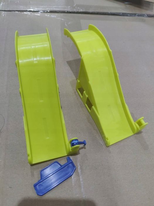 DUŻY GARAŻ SUPER CENTRUM POŚCIGU + 4 auta i pociąg Majorette parking