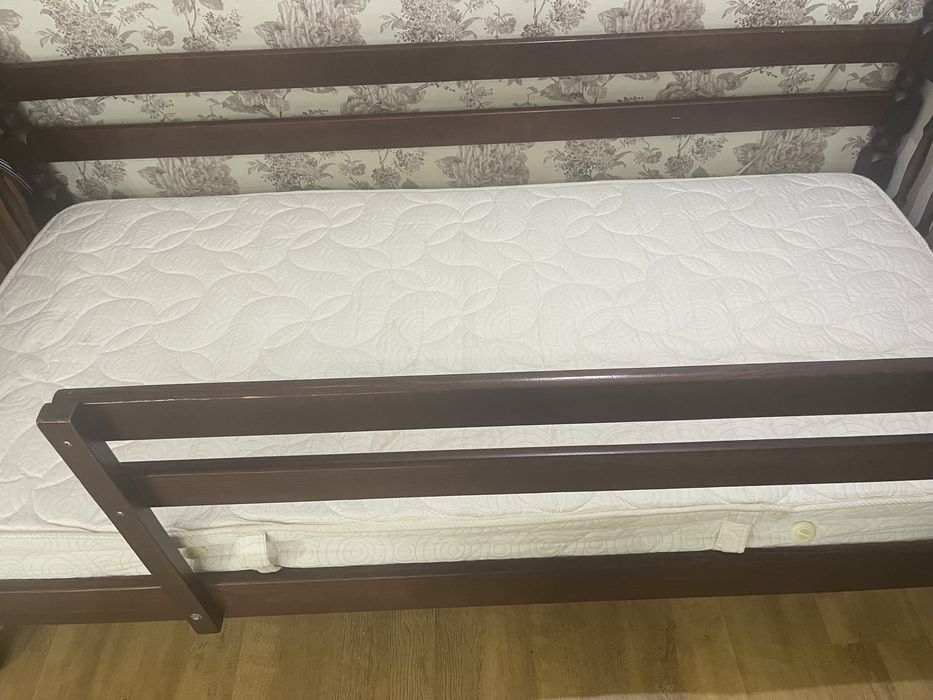 Продам деревяне односпальне ліжко