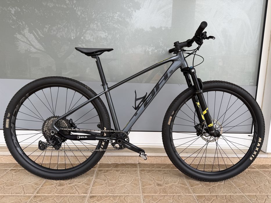 Bicicleta de BTT muito bem equipada