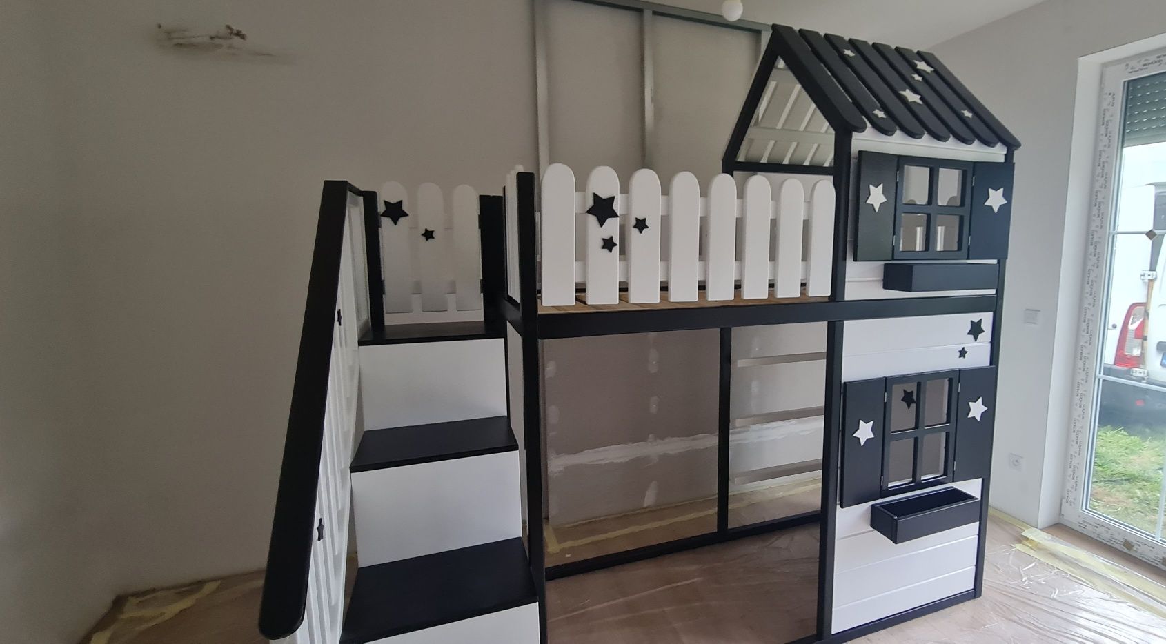 Łóżko z antresolą na górze domek drewniany