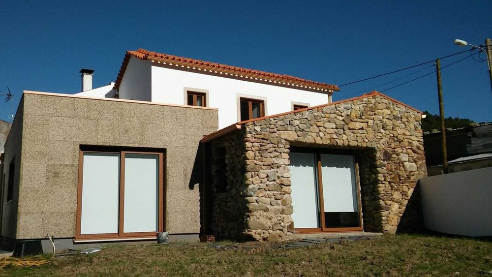 Fachadas com Aglomerado Negro de Cortiça Expandida no Exterior à Vista