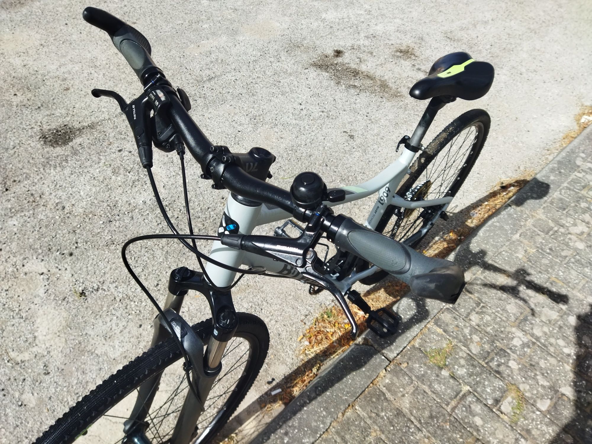 Bicicleta de Trekking Riverside 900 Cinza