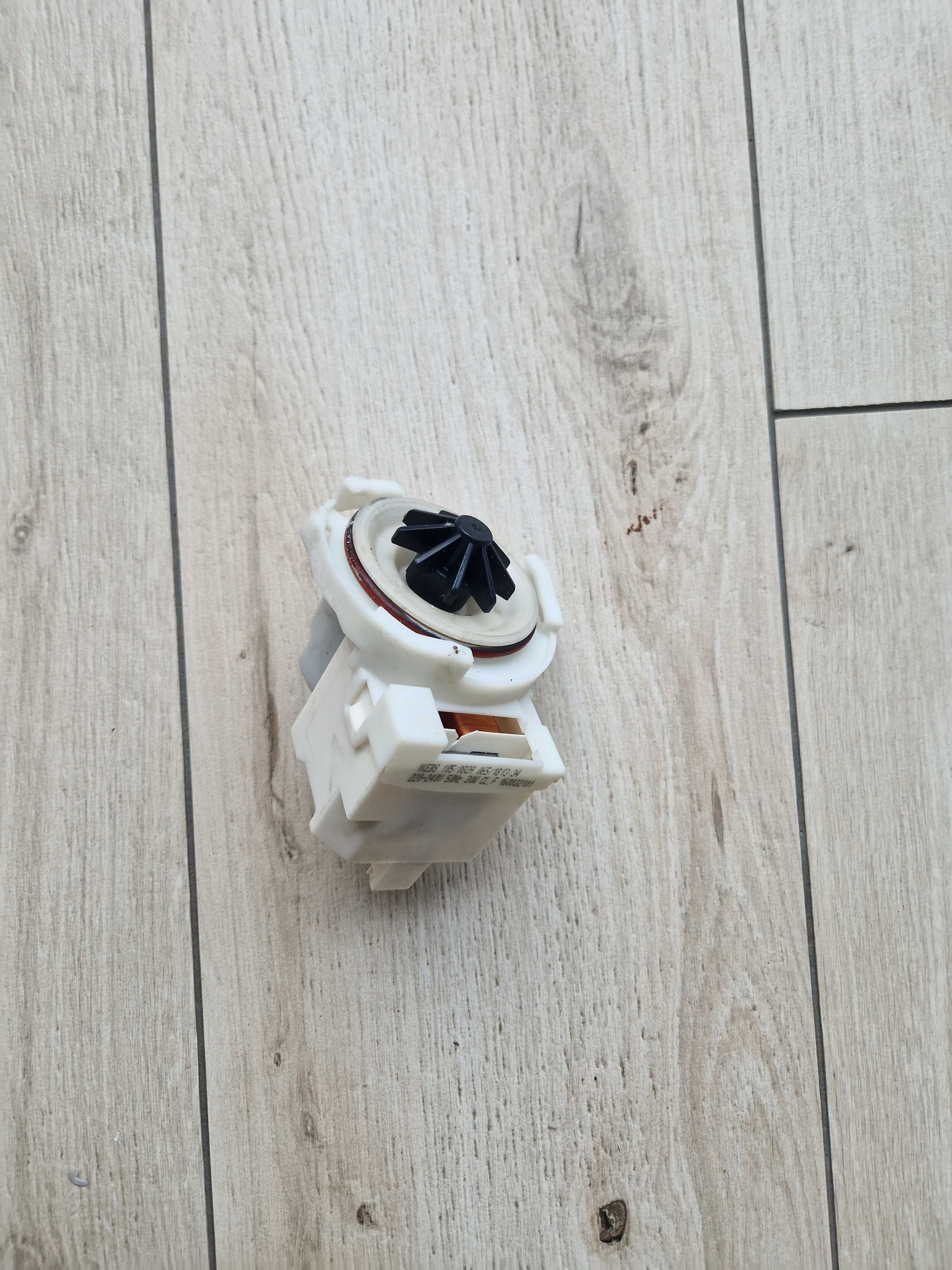 Silnik pompy odpływowej do zmywarki Hotpoint LSTF 9M124 C EU,
