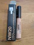 Korektor w płynie 24h - MAC smooth wear conce, NW20