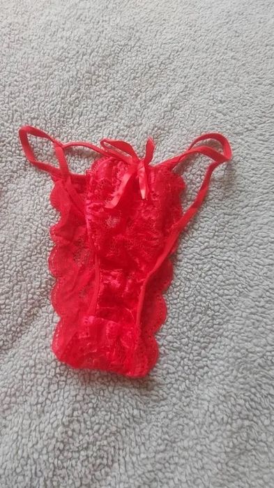 Zmysłowy czerwony komplet koronkowej bielizny