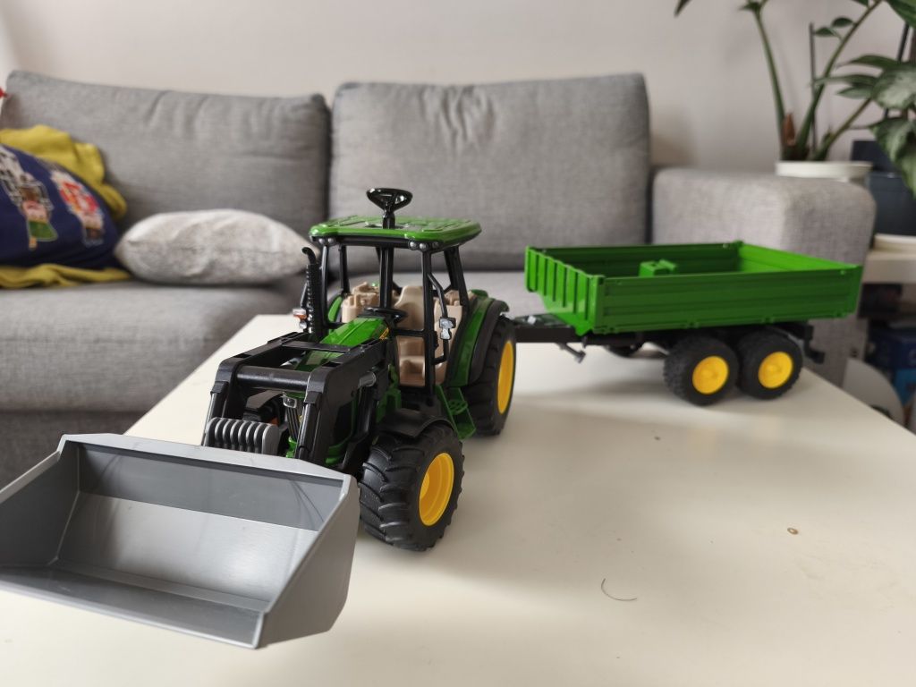 Bruder 01793 ciągnik John Deere z z przyczepą i ładowaczem