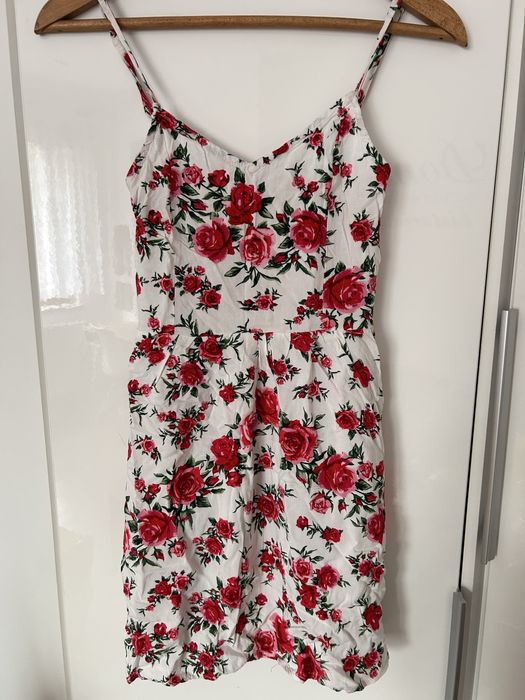 Biala sukienka na ramiączkach