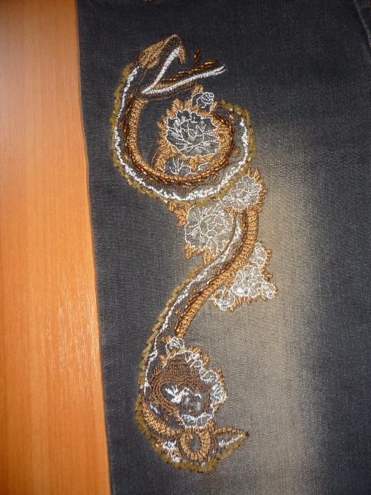 Джинсы с вышивкой