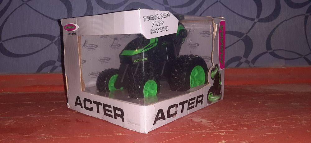 Машинка перевертышь на радиоуправлении.