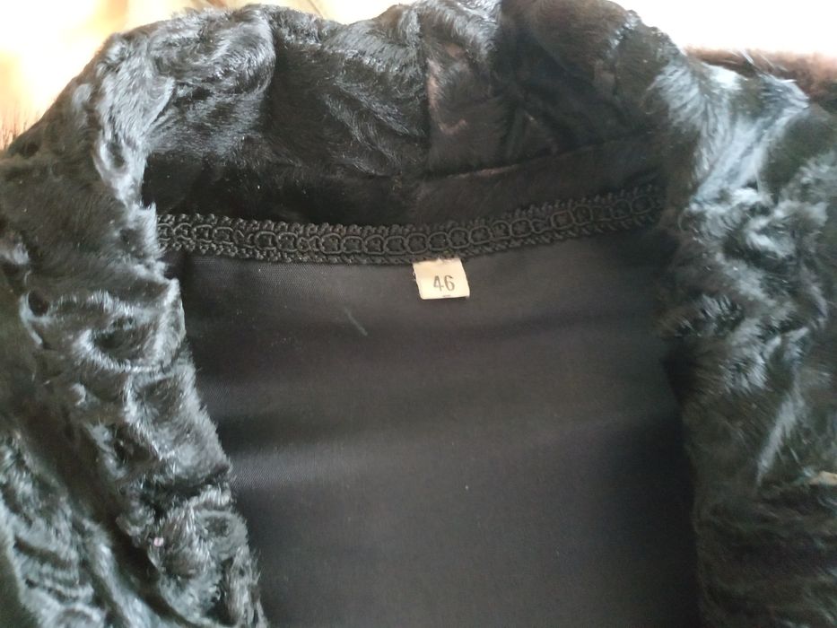 Casaco de pele genuíno Astrakan com gola em vison