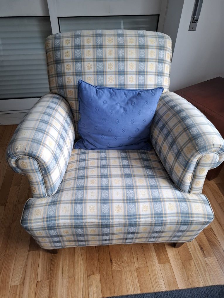 Poltronas clássicas estofadas. Muito bom estado.
