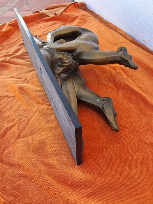 Escultura dos galgos antiga.