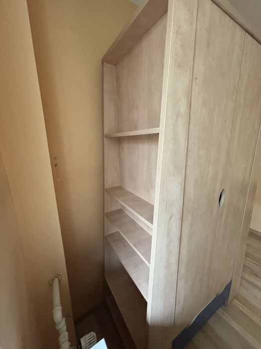 Szafa na ubrania z szyfladami